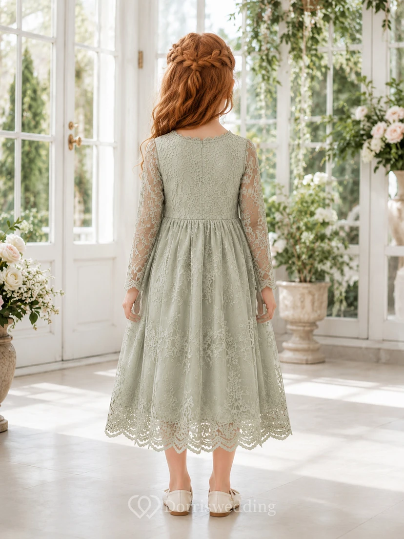 Robe de demoiselle d'honneur en dentelle sauge et tulle, coupe trapèze, manches longues, col rond, longueur thé view 2