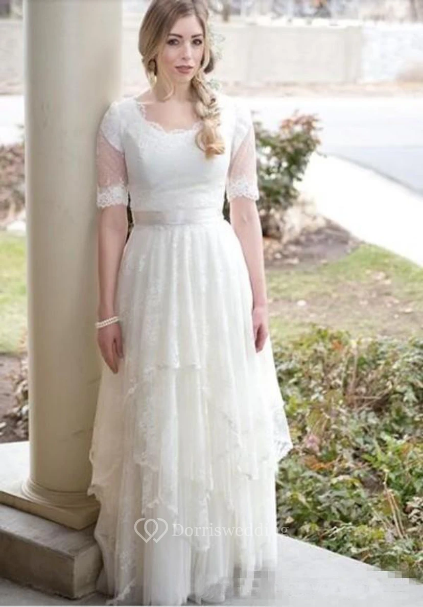 Schlichtes Brautkleid im Landhausstil mit böhmischem Garten-Flair, Spitze, Tüll, Rundhalsausschnitt, Illusionsausschnitt und kurzen Ärmeln