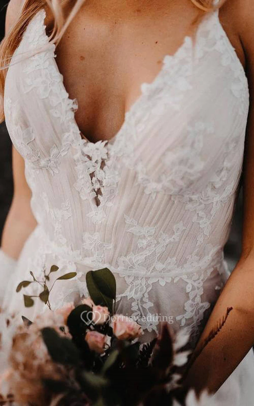 Vestido de novia bohemio de corte imperio, sin espalda y con tirantes finos y encaje. view 4