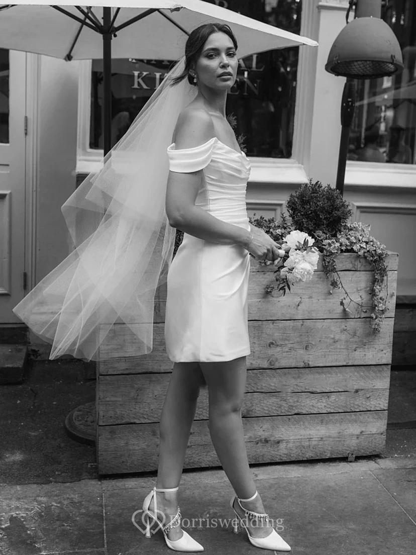 Robe de mariée mini en satin sexy à épaules dénudées, fente latérale et corsage froncé view 6