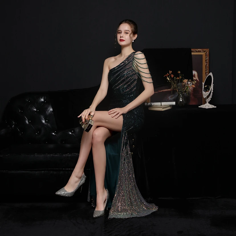 Robe de soirée longue et moulante à sequins colorés, confectionnée avec soin, idéale pour une célébrité ou une fête. Robe de mariée sexy et cintrée, confectionnée avec des paillettes colorées et lourdes. Robe de mariée longue et moulante, parfaite pour une occasion spéciale. view 35