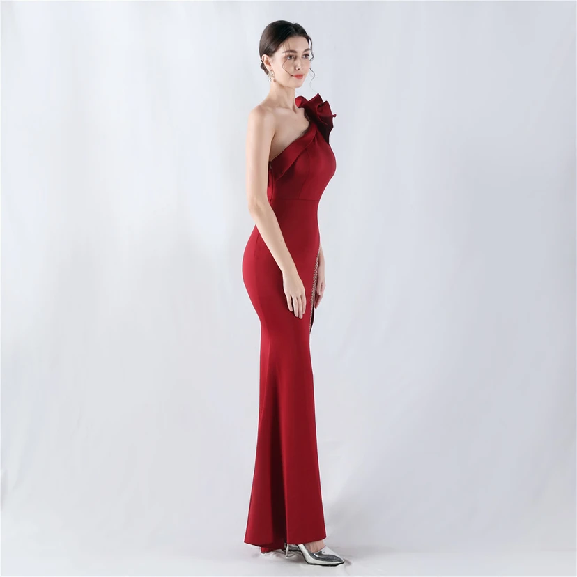 Vestido de noche con cuello oblicuo, hombros con estampado de hojas de loto, bordado artesanal y diamantes, ideal para la celebración de la reunión anual. view 23