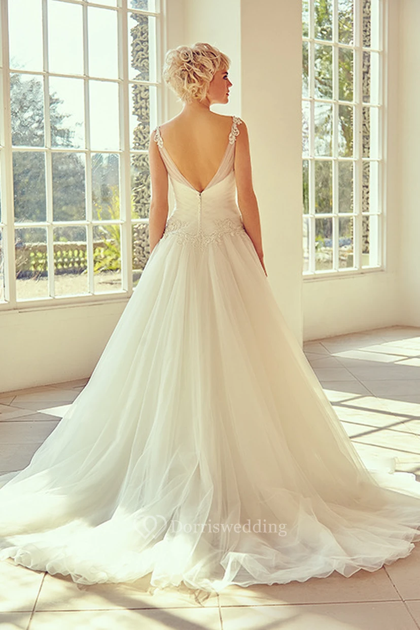 Maxi-Brautkleid aus Tüll mit V-Ausschnitt, Applikationen an den kurzen Ärmeln, Schleppe und V-Ausschnitt am Rücken view 2