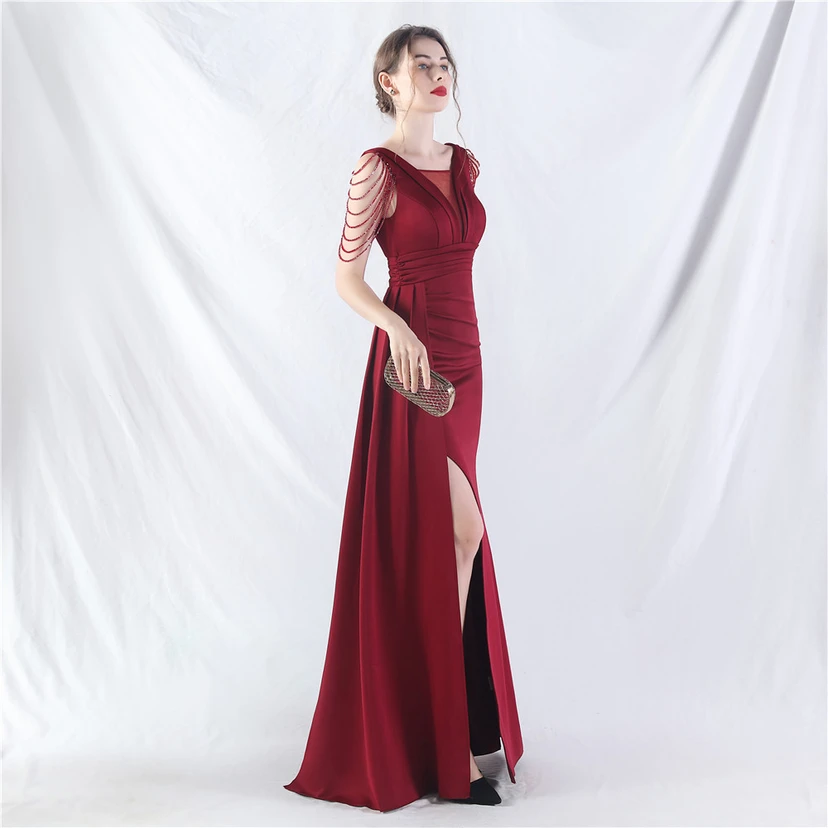 Ein Abendkleid aus insgesamt 8 Farben, gefertigt mit aufwendiger Satinfalttechnik und Perlenstickerei. view 41