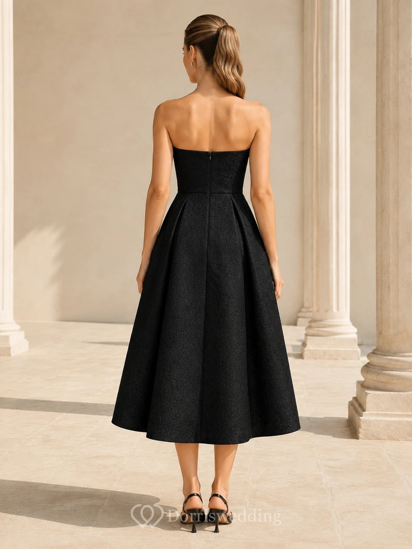 Vestido formal negro de satén, sin tirantes, sin mangas, de corte en A y largo hasta la rodilla. view 2