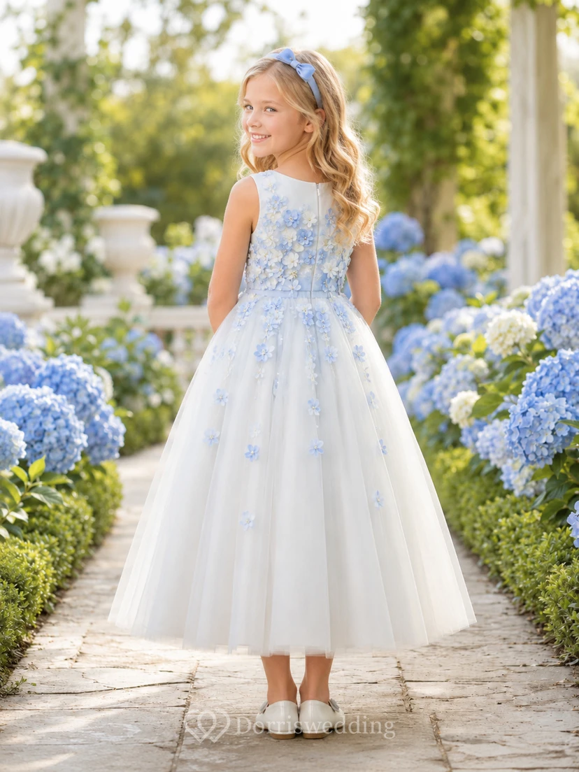 Vestido de niña de las flores azul hortensia con tul sin mangas, corte en A, apliques florales, cintura natural y falda larga hasta el suelo. view 2