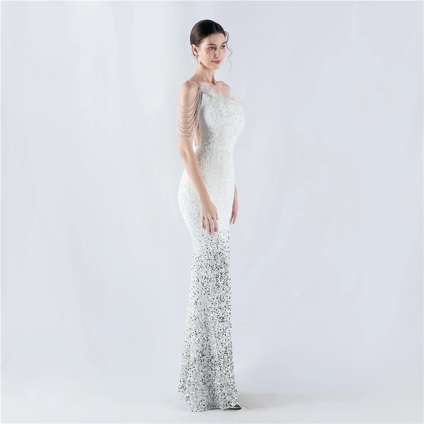 Robe de soirée longue à une épaule, ornée de plumes d'autruche, de perles et de sequins, avec col asymétrique et fente haute. view 4