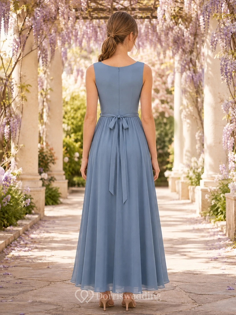 Vestido de dama de honor juvenil azul pizarra, corte en A, escote redondo, sin mangas, largo midi, de gasa, detalle de lazo, estilo romántico. view 2
