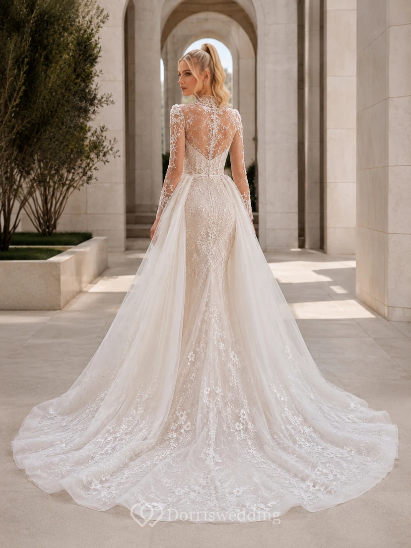 Robe de mariée intemporelle en dentelle et tulle illusion, col montant, manches longues transparentes, coupe trapèze, traîne chapelle, fente sur le devant, idéale pour une salle de bal. view 2