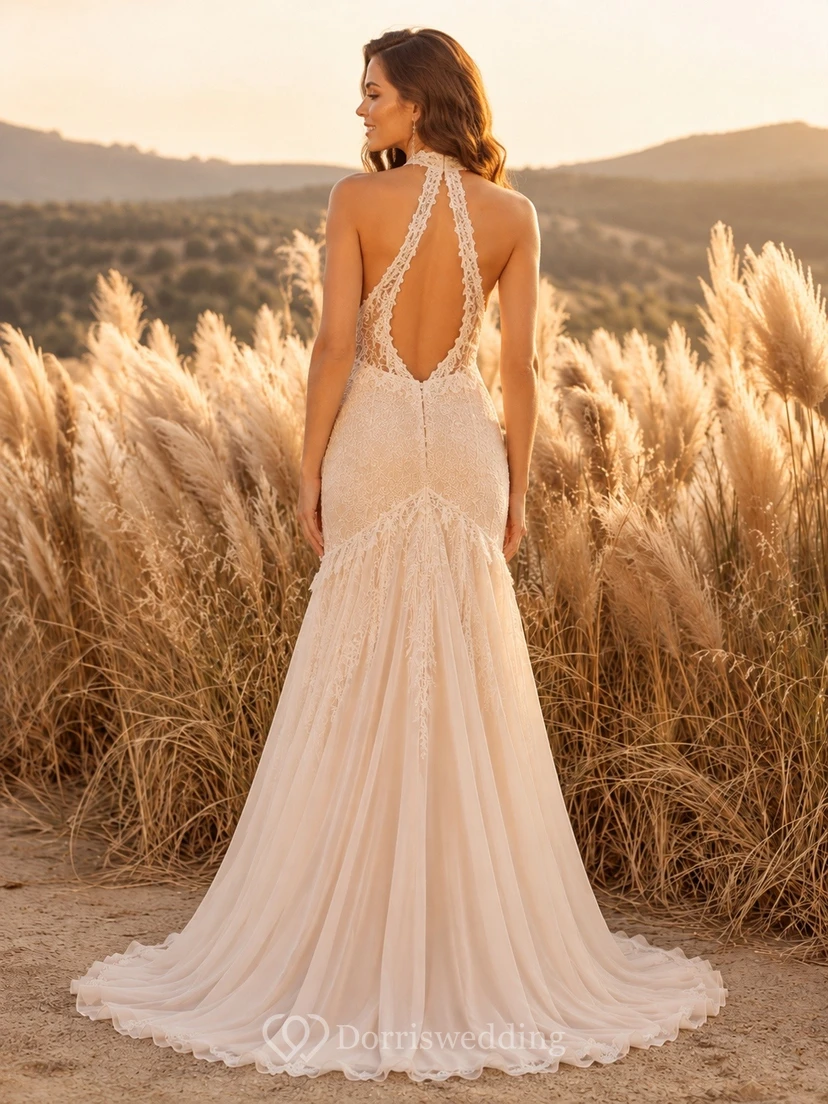 Vestido de novia de encaje estilo sirena con escote halter y espalda descubierta, tirantes cruzados y cola. view 2