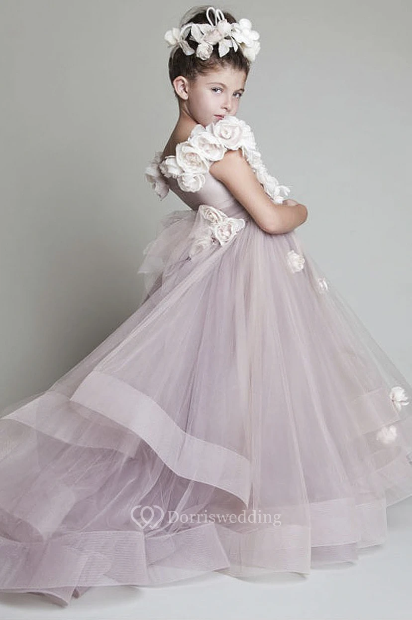 Lindo vestido de niña de las flores con fajín de volantes y flores.