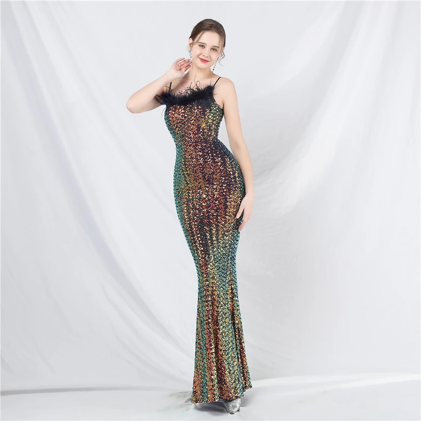 Robe de soirée de luxe ornée de plumes d'autruche et de sequins, idéale pour un banquet. view 50