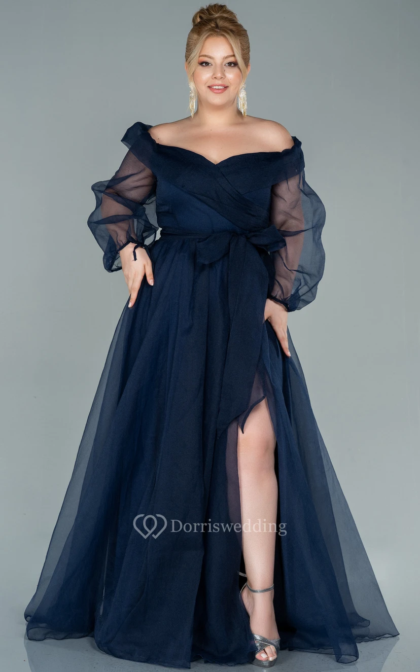 Vestido de noche de talla grande con escote Bardot, mangas largas, abertura frontal y corte imperio. view 11