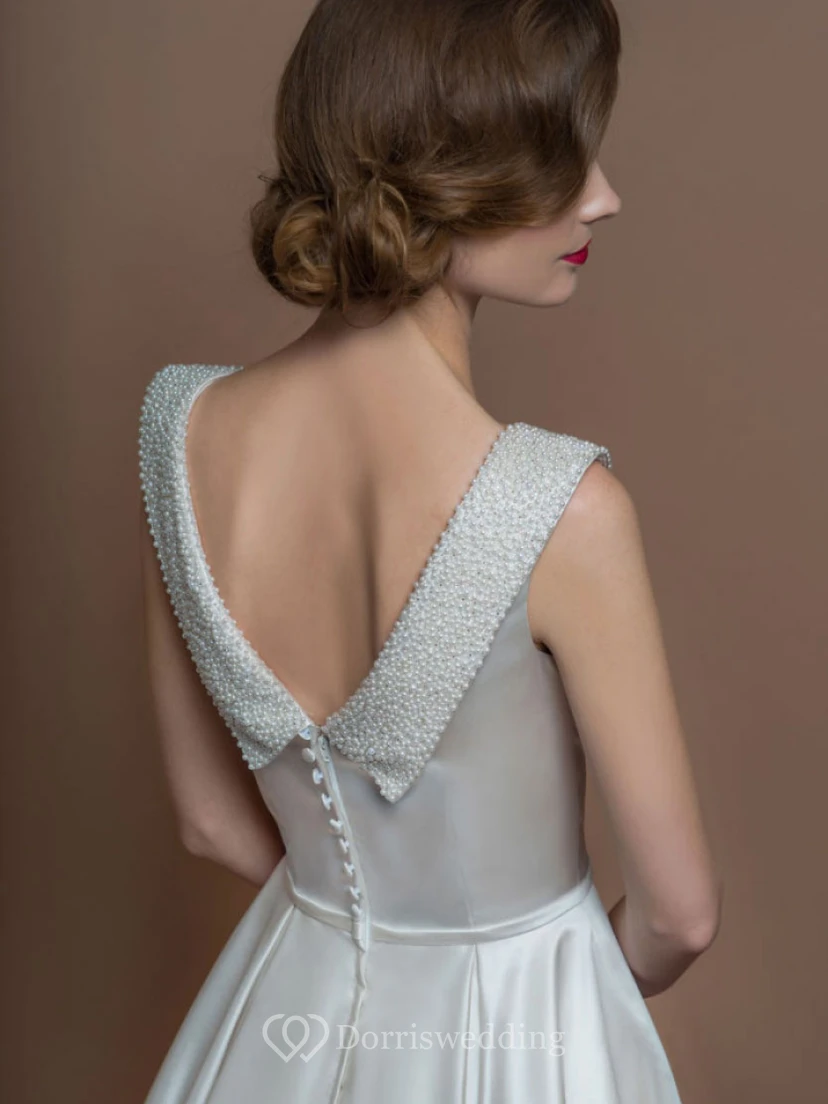Robe de mariée en satin, coupe trapèze, décolleté rond, longueur thé, ornée de perles et dos en V view 2