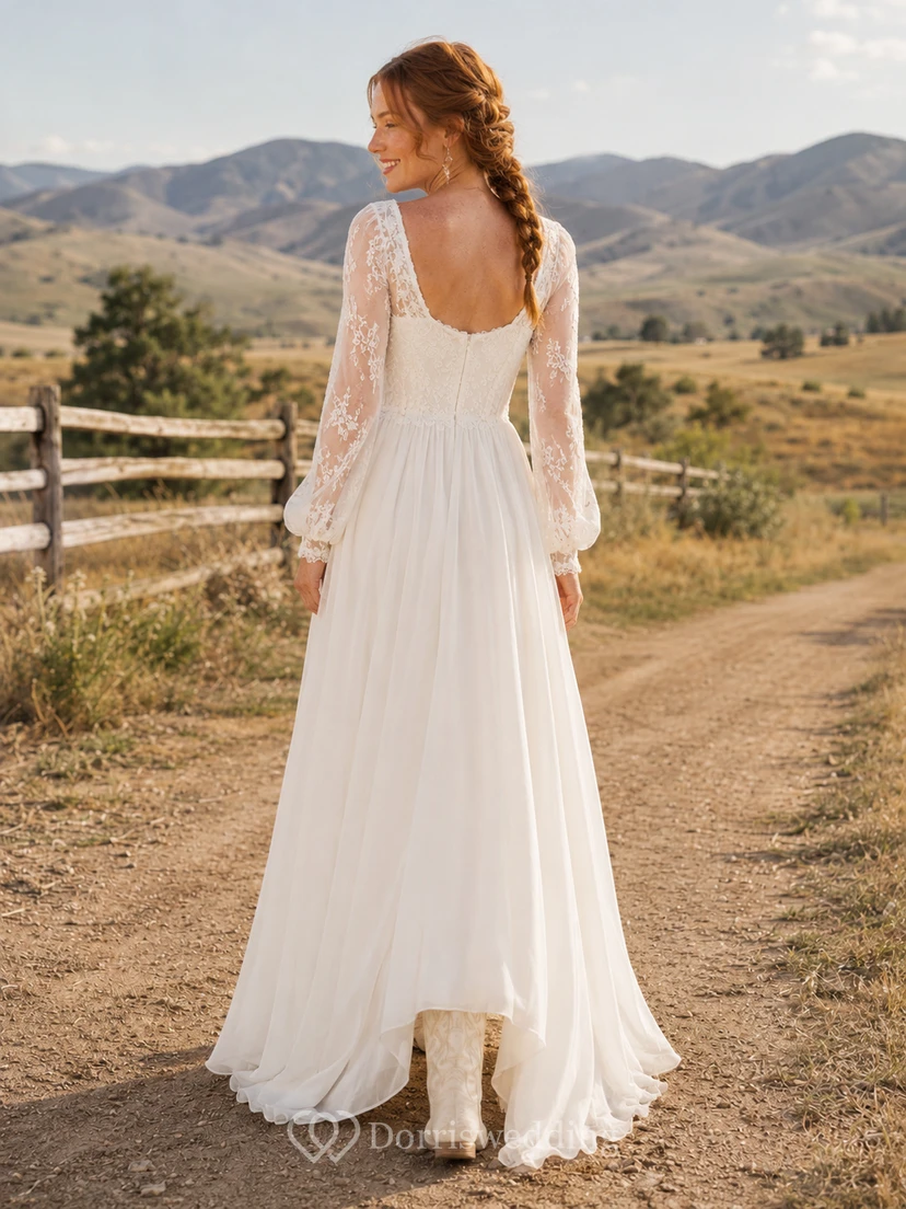 Robe de mariée de maternité, coupe trapèze, en dentelle et tulle, col carré, manches courtes et traîne. view 2