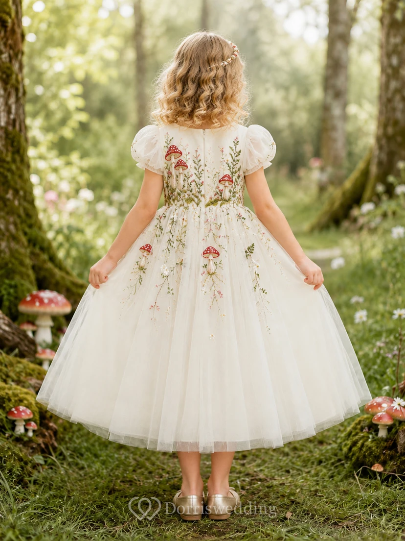 Vestido de niña de flores color marfil con mangas abullonadas y corte en A, con falda de tul hasta la rodilla bordada con setas. view 2