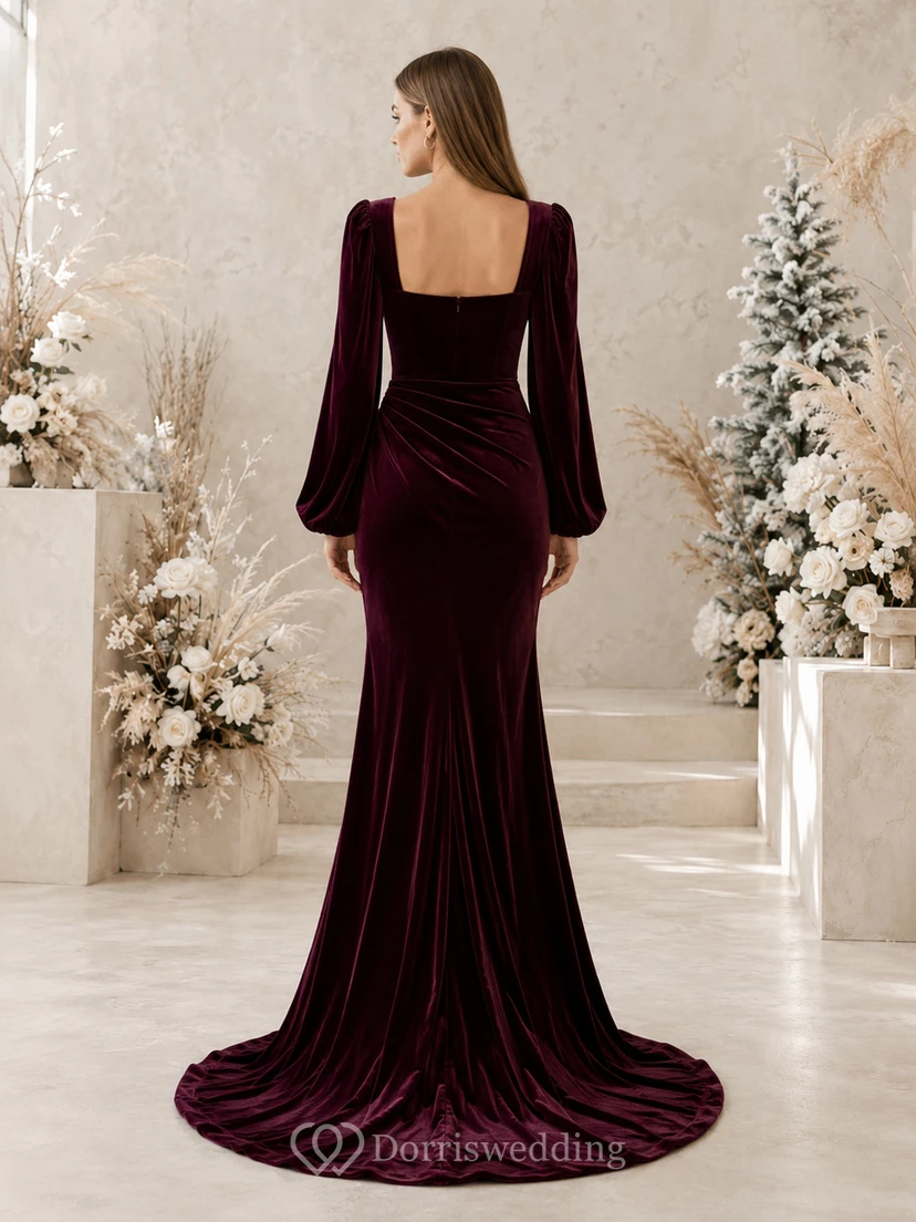 Vestido de novia de terciopelo color ciruela con cuello cuadrado, mangas acampanadas y cola de sirena. view 2