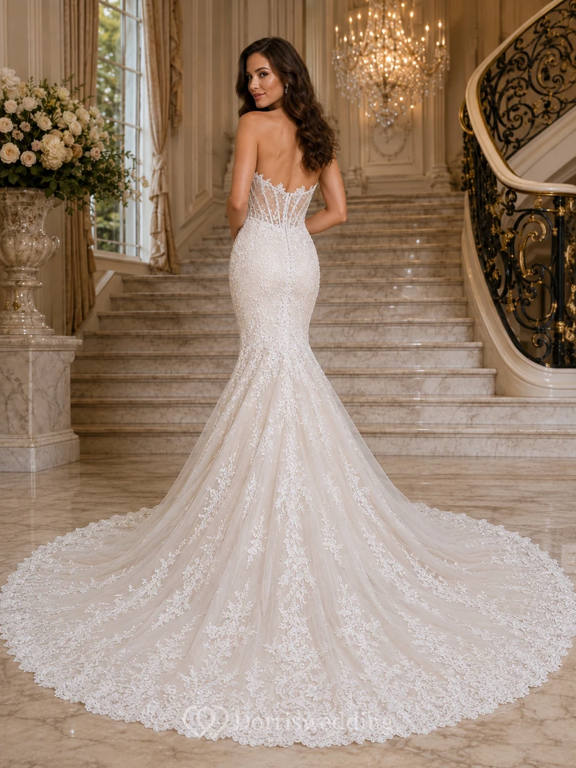 Robe de mariée sirène sans bretelles en dentelle, décolleté cœur et traîne chapelle, ornée d'appliques, style jardin. view 2