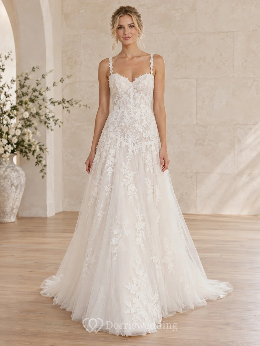Robe de mariée en tulle à taille basse, bretelles fleuries, décolleté cœur et traîne courte