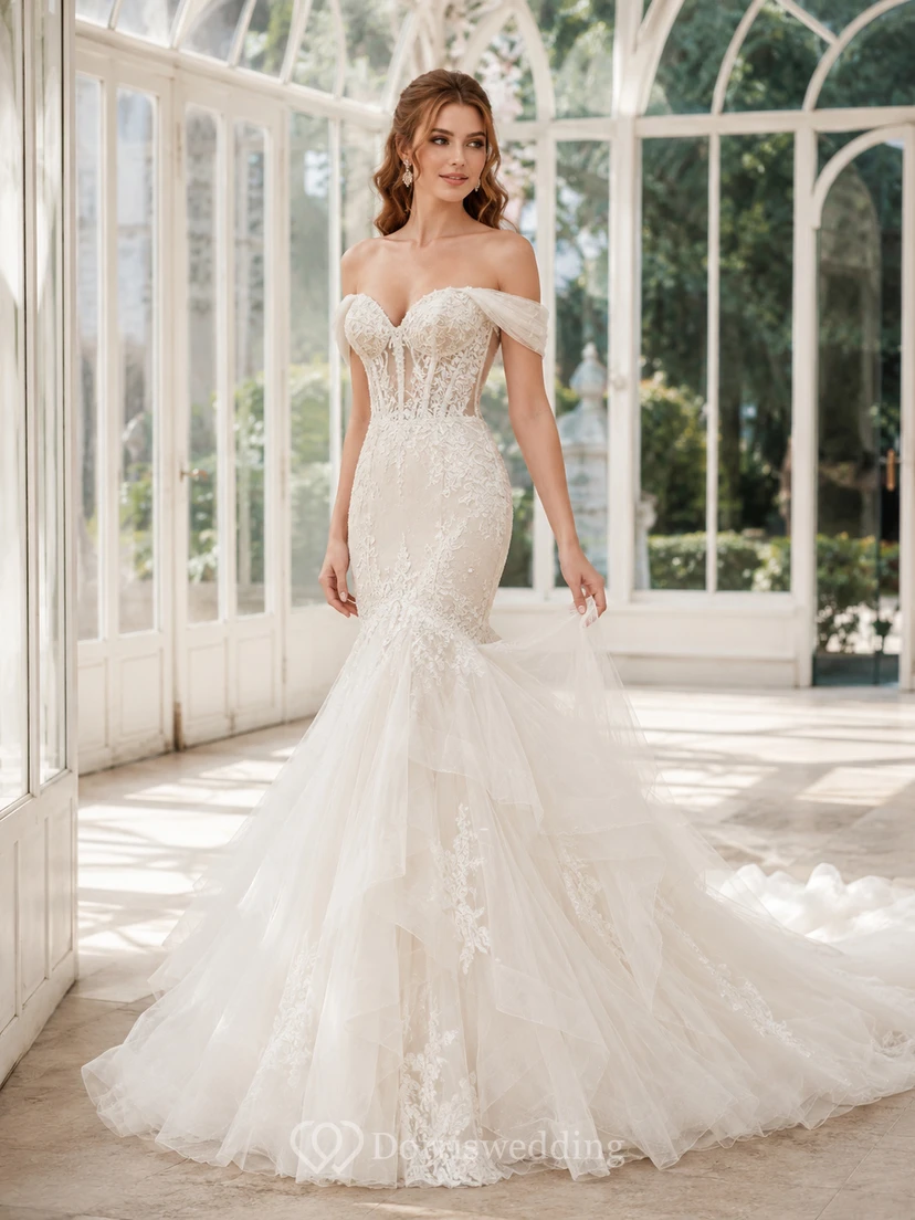 Robe de mariée élégante en dentelle et tulle, épaules dénudées, manches courtes, coupe sirène, traîne chapelle, applications florales et dos nu