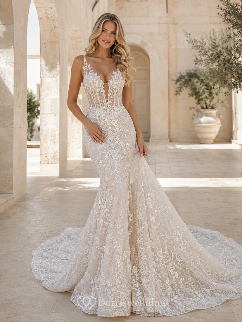 Robe de mariée sirène sans manches en dentelle majestueuse, décolleté en V profond, traîne chapelle et applications florales. Galerie Bridal.