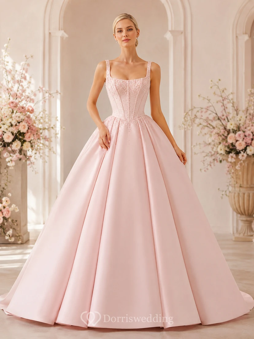 Vestido de novia de gala con corsé de satén rosa perla con escote cuadrado y cola de capilla.