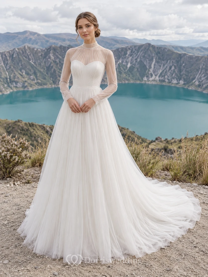 Langärmeliges, mit Strass besetztes Brautkleid aus Tüll mit Herzausschnitt, transparentem Oberteil und kurzer Schleppe