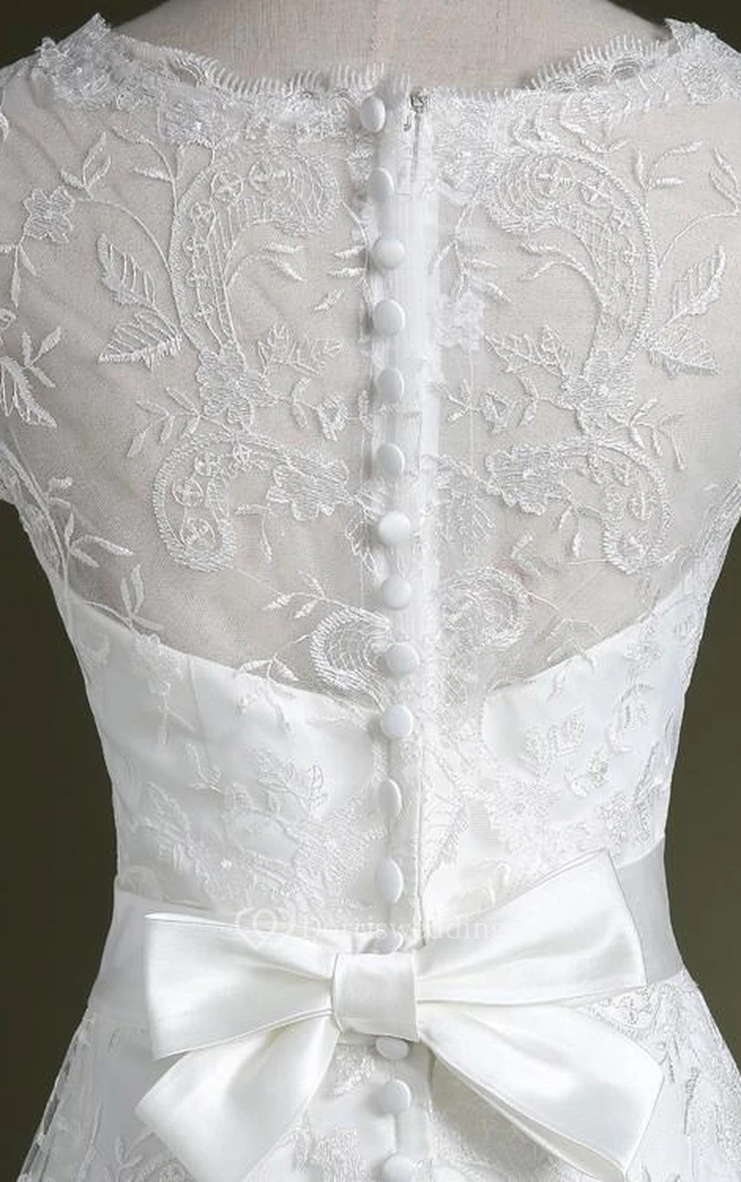 Robe longue trapèze en tulle et dentelle satinée, ornée d'appliqués et d'un corset zippé au dos. view 5