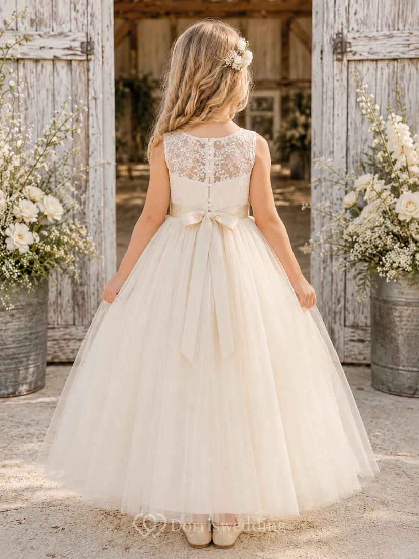 Klassisches A-Linien-Blumenmädchenkleid aus Tüll mit Spitzenoberteil, Rundhalsausschnitt, bodenlangem Rock und Schleifendetail. view 2
