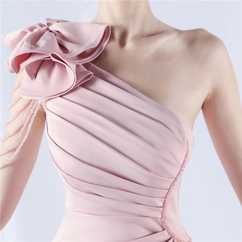 Vestido de noche de satén plisado con hombros descubiertos y escote alto, bordado a mano con cuentas y flores, para mujer. view 47