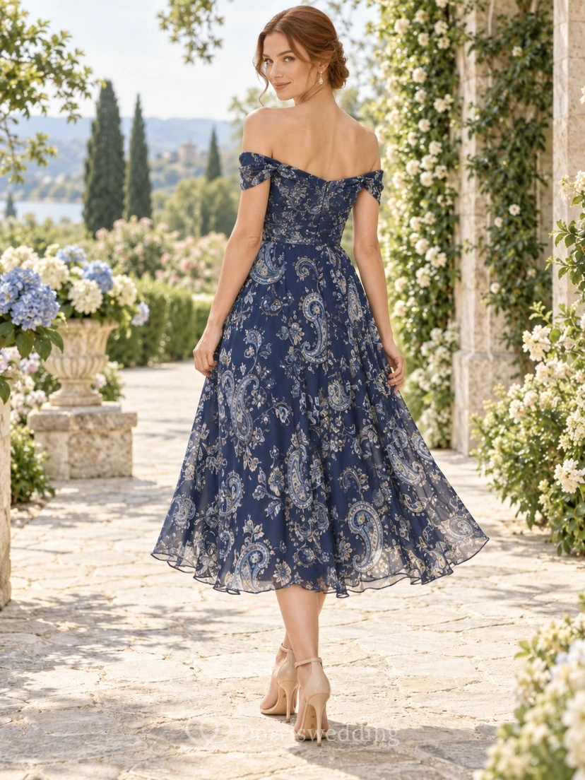 Vestido de invitada de boda azul marino con estampado paisley, hombros descubiertos, manga corta y corte en A. view 2