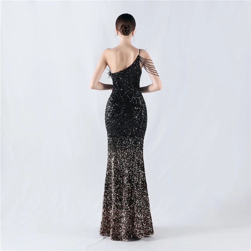 Robe de soirée longue à une épaule, ornée de plumes d'autruche, de perles et de sequins, avec col asymétrique et fente haute. view 16