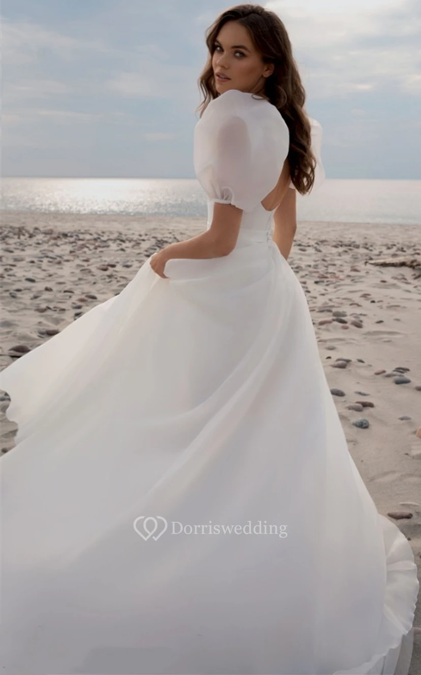 Robe de mariée simple en mousseline de soie, coupe trapèze, décolleté arrondi et traîne courte, ornée de fronces. view 2
