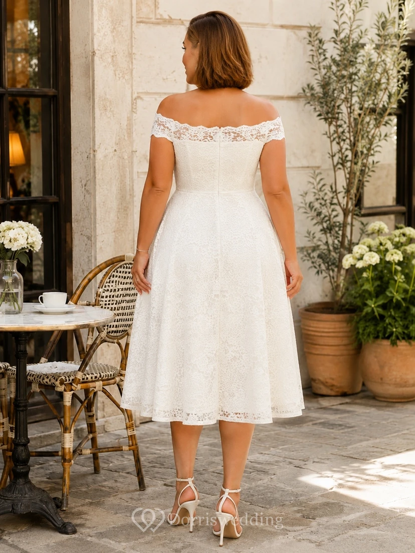 Weißes schulterfreies, kurzärmeliges Midikleid aus Spitze in Übergröße view 2