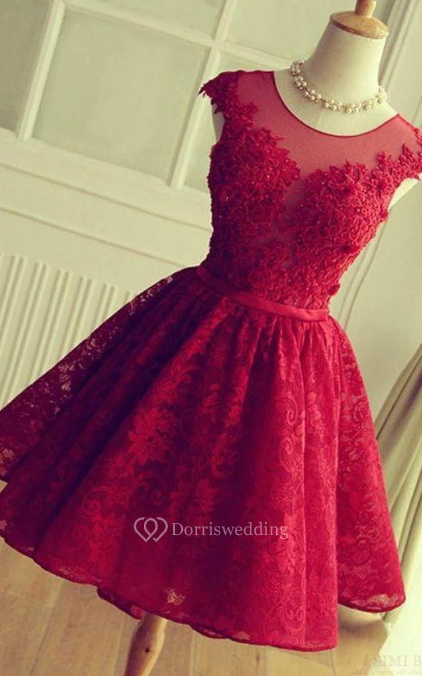Elegantes A-Linien-Kleid mit kurzen Ärmeln, kurzem Rücken und Spitzenapplikationen, knielang