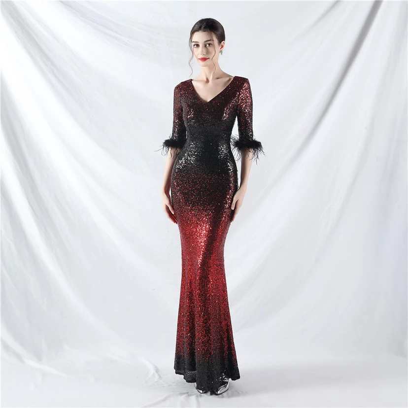 Robe de soirée artisanale à manches longues ornée de plumes d'autruche et de perles dégradées view 11