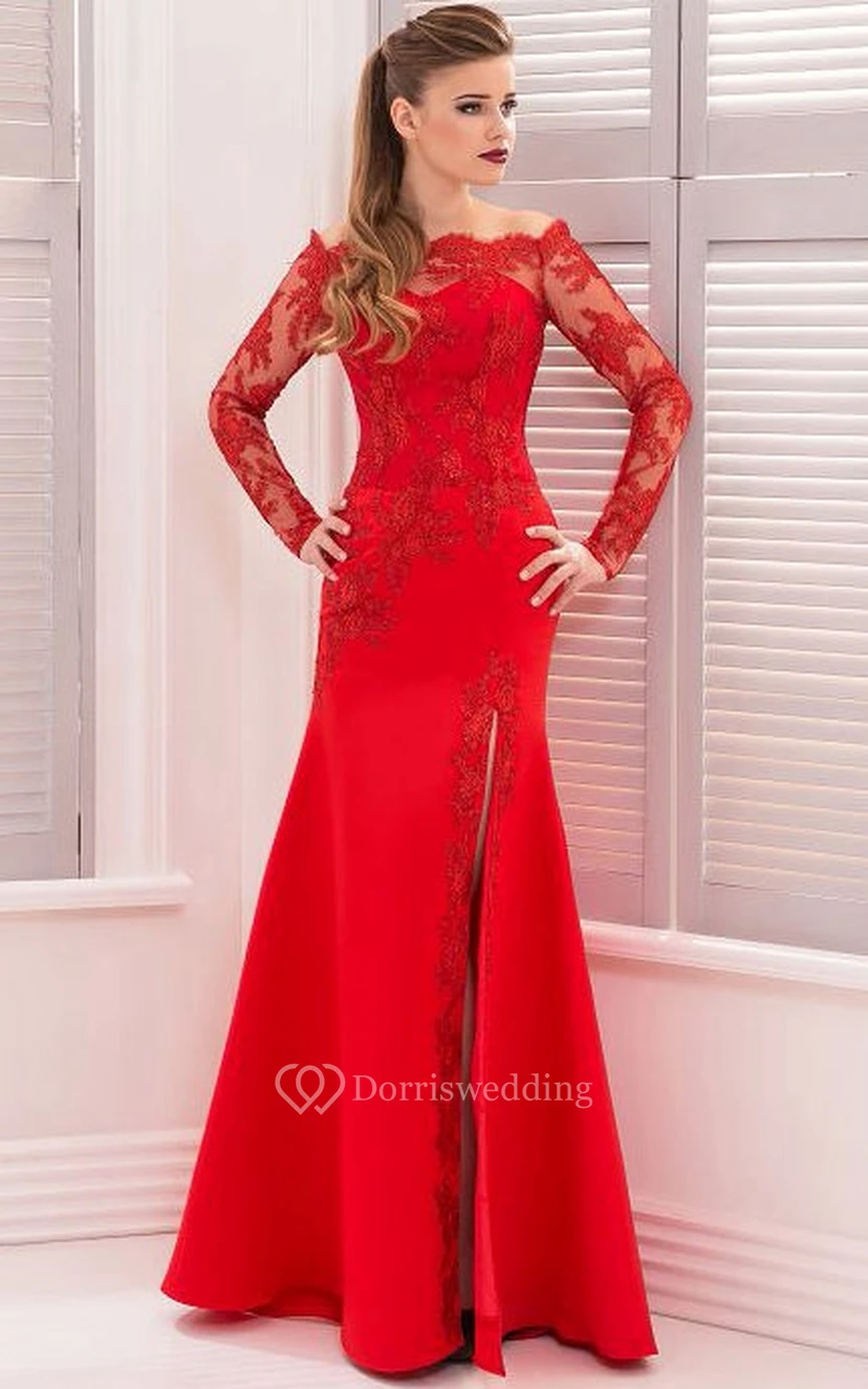 Vestido largo estilo sirena con escote Bardot, mangas largas, apliques de encaje y abertura frontal con cremallera.