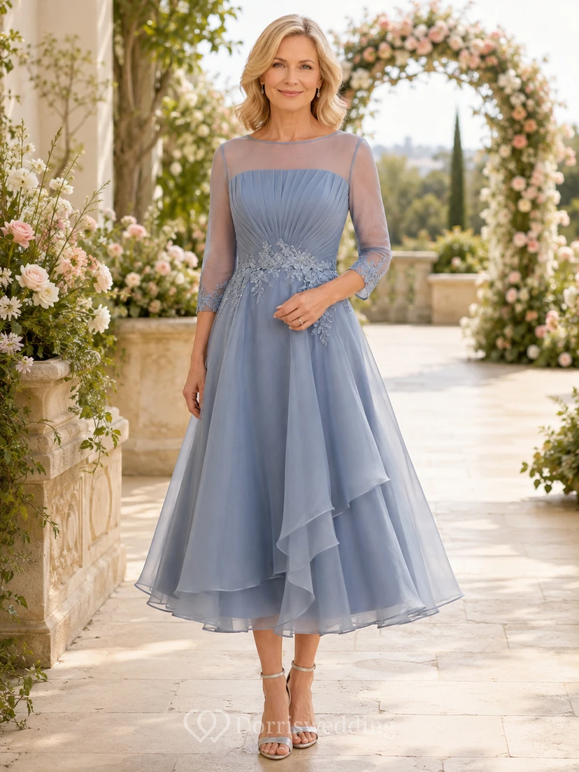 Stahlblaues, ätherisches U-Boot-Ausschnitt-Kleid mit Dreiviertelärmeln, Illusionseffekt, drapiertem Organza, asymmetrischem A-Linien-Schnitt und Teelänge – das perfekte Kleid für die Mutter der Braut
