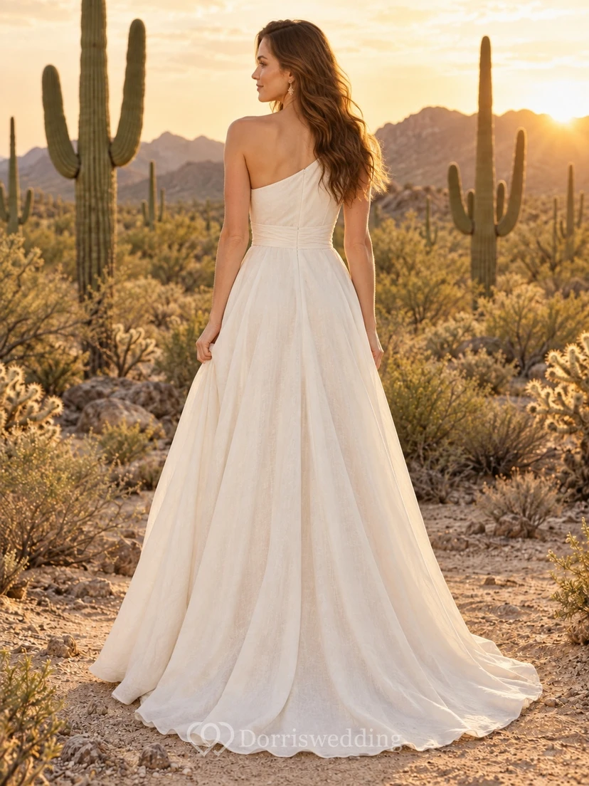 Vestido de novia sencillo de corte A, asimétrico, sin mangas, de lino con un solo hombro y drapeado, largo hasta el suelo. view 2