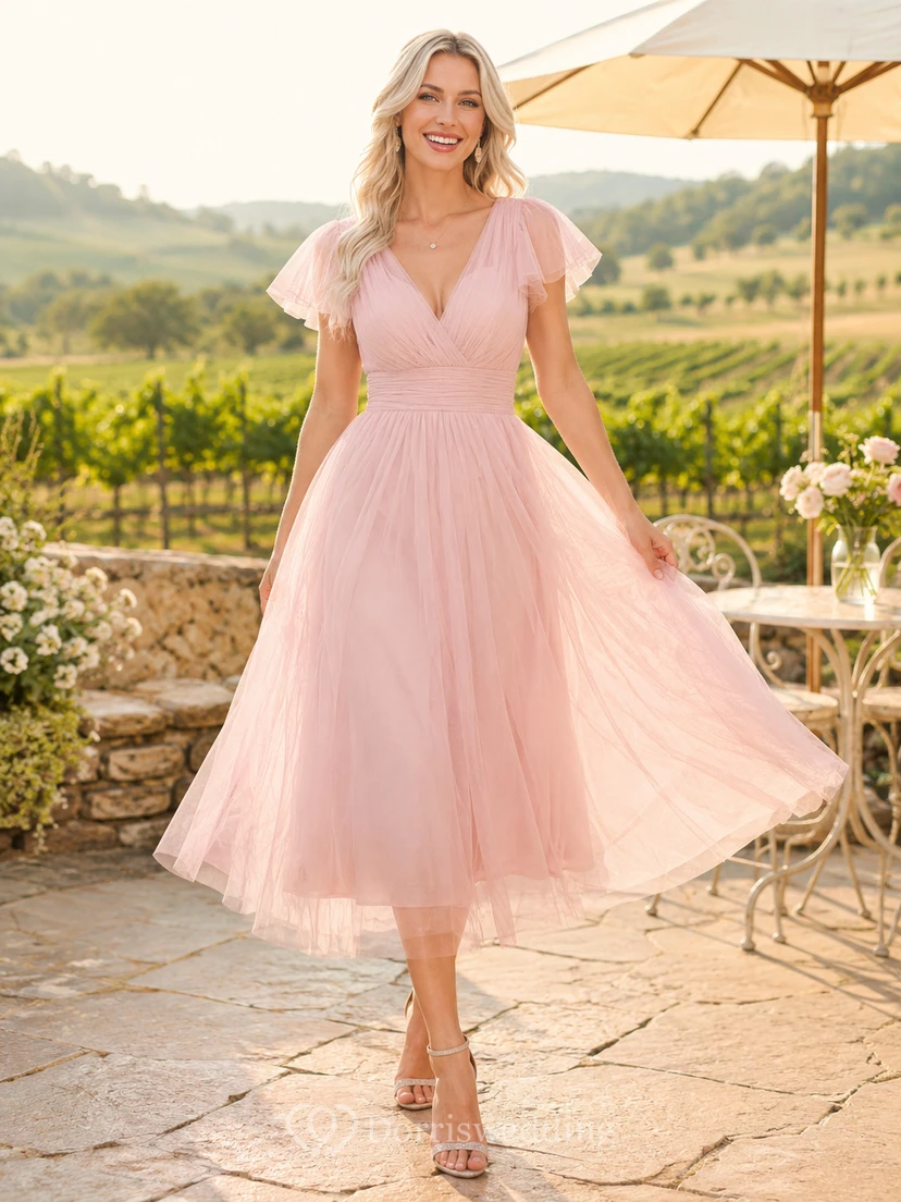 Robe de mariée romantique vintage en tulle souple, coupe trapèze, longueur thé, col V, manches courtes, idéale pour un mariage champêtre.