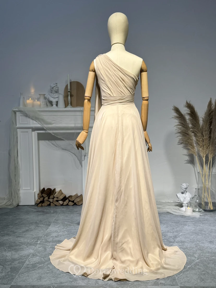 Chiffonkleid mit einem Schulterausschnitt, Gürtel und Raffungen view 2
