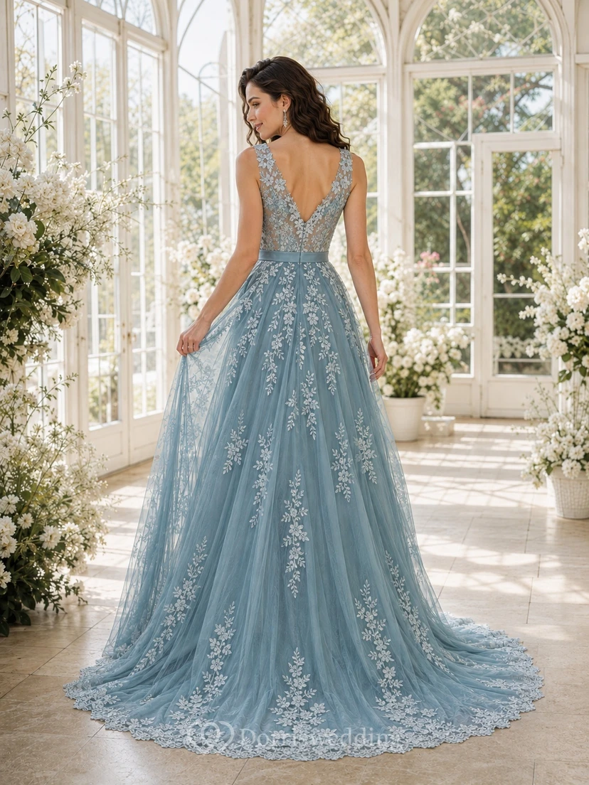 Robe de mariée romantique bleu ciel en dentelle et tulle, col en V, coupe trapèze, traîne chapelle view 2