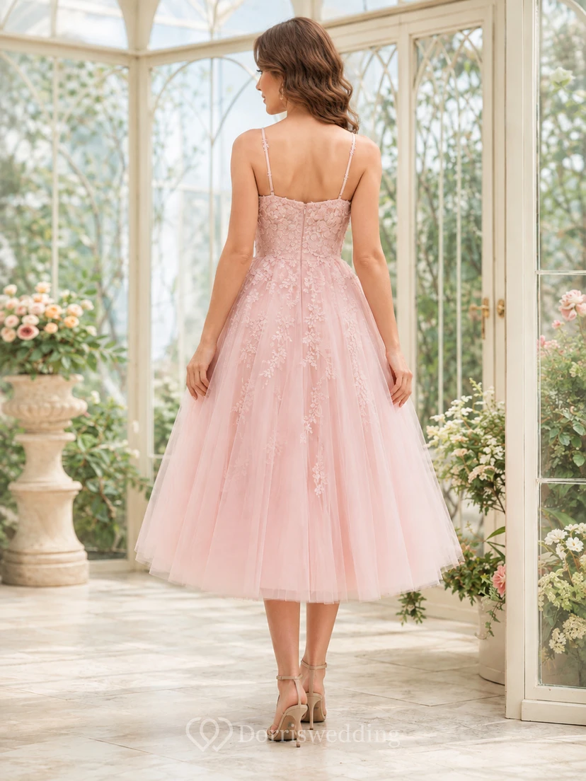 Robe de bal rose romantique à bretelles spaghetti et applications en tulle, coupe trapèze, longueur thé, ourlet en forme de cœur view 2