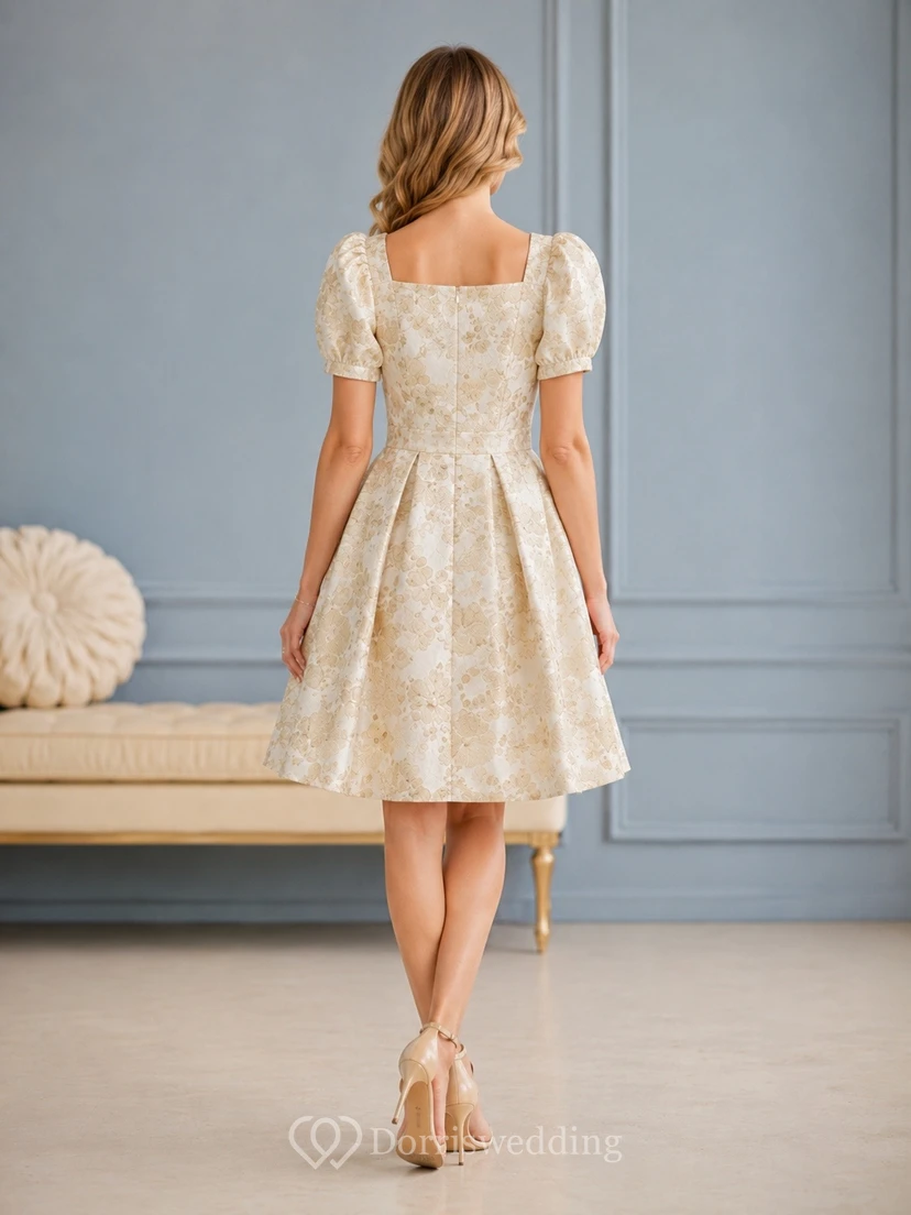 Robe de jardin courte en mousseline à fleurs, coupe trapèze, longueur genou, col carré et manches courtes, style petite taille. view 2