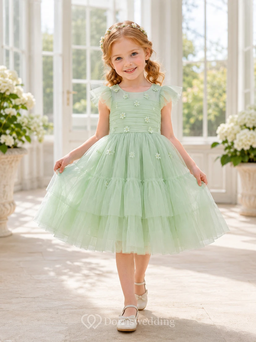 Robe de demoiselle d'honneur vert menthe en tulle superposé, coupe trapèze, manches pétales, appliques florales et volants