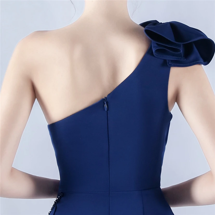 Robe de soirée ornée de perles et de diamants, avec épaulettes à motif feuille de lotus et col oblique, idéale pour la célébration de la réunion annuelle. view 61