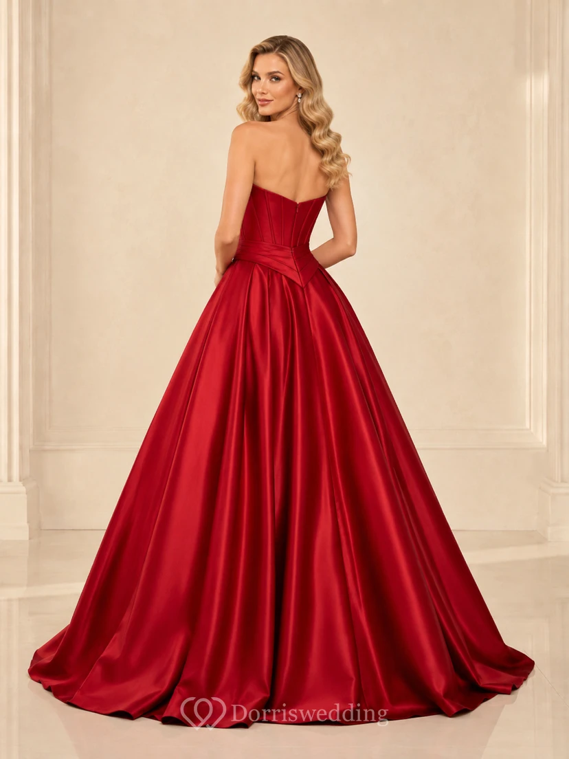 Lujoso vestido de noche formal rojo sin tirantes con escote corazón, fruncido y cola larga, de satén. view 2