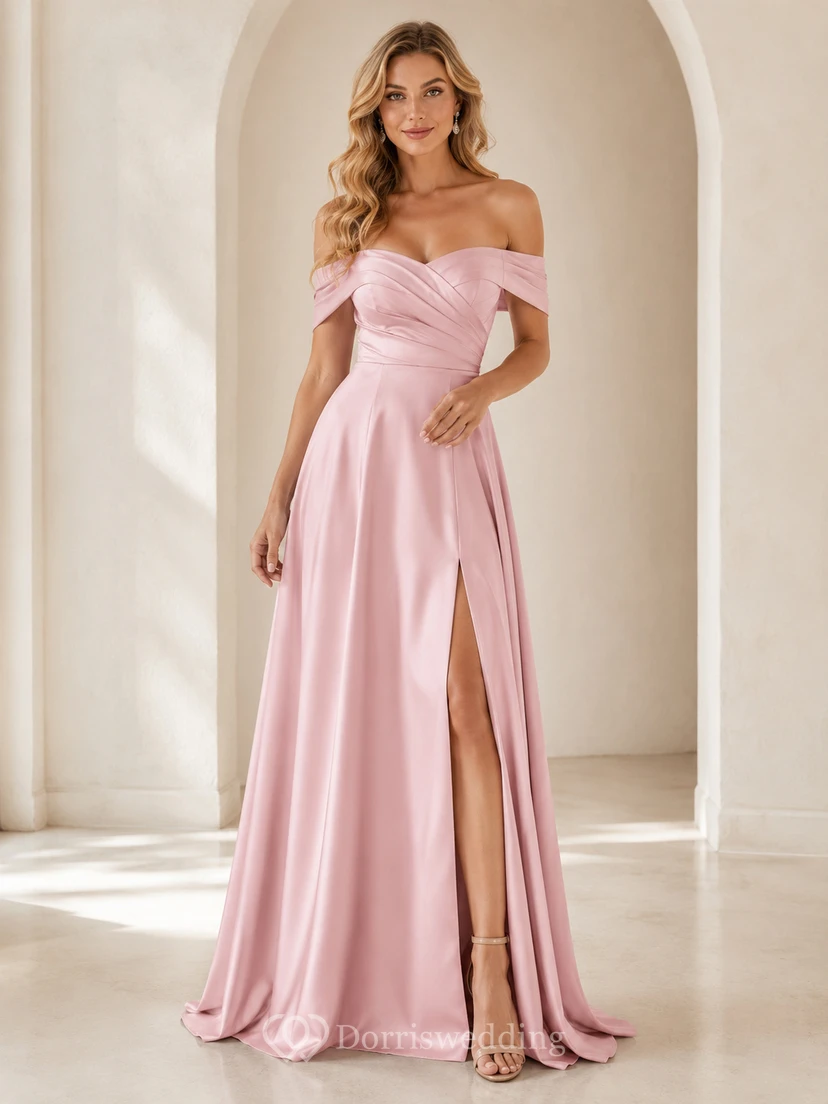 Vestido de noche largo hasta el suelo, de satén color rosa empolvado, con escote corazón, abertura lateral y pliegues.