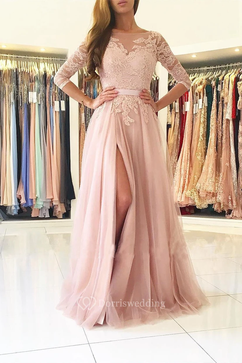 Vestido de corte A con encaje, tul, mangas de largo 3/4, botones, cremallera y espalda en V profunda.