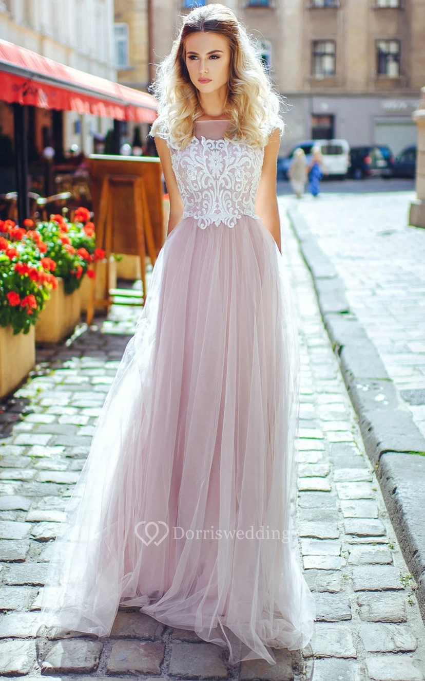 Robe trapèze à manches courtes bateau, plissée en tulle, ornée d'appliques et d'un décolleté en V dans le dos.